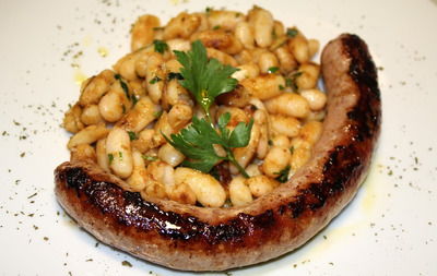 Butifarra amb mongetes - Catalan dish made with fried butifarra sausage and white beans
