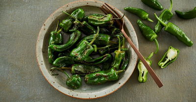 Pimientos del Padrón - pequeños pimientos fritos