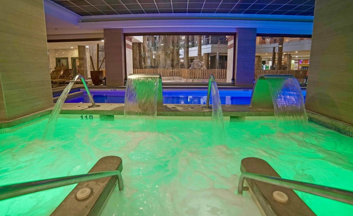 Hoteles con piscina cubierta para vacaciones familiares en invierno