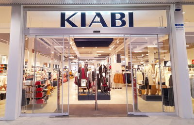 Exterior de la tienda Kiabi con ropa económica para adultos y niños