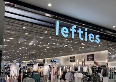 Entrada de la tienda Lefties con ropa a precios bajos