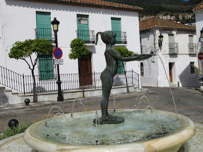 Benalmádena Pueblo and La Niña statue