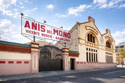 Fábrica de licor de anís Anís del Mono en Badalona