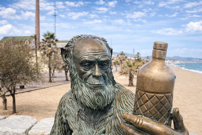 Estatua de bronce Mono de Anís en el paseo marítimo de Badalona