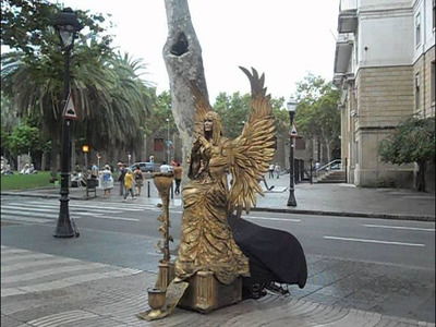 Человеческие статуи - достопримечательность бульвара Лас Рамблас