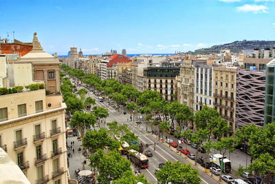 Passeig de Gràcia — el elegante bulevar de Barcelona con una hermosa arquitectura y tiendas de diseño