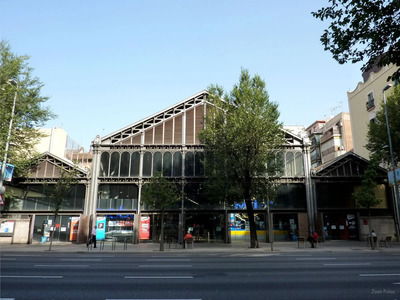 Mercat de la Concepció – gastronomic market with flower stalls