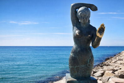 Escultura de la Sirena en el paseo marítimo de Sitges