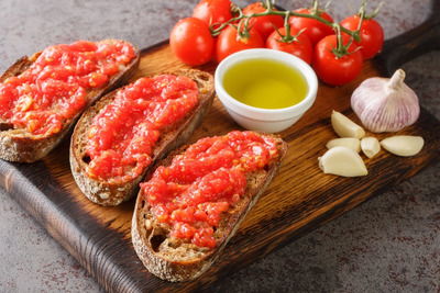 Pa amb tomàquet Pa amb tomàquet — традиционное блюдо каталонской кухни