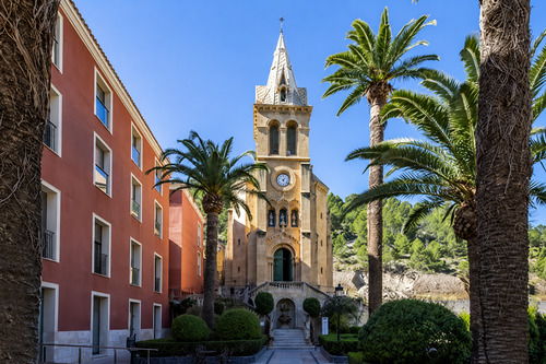 Instalaciones del complejo de Archena con palmeras y zonas para pasear