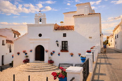 Традиционные белые дома Традиционные белые дома в Михасе