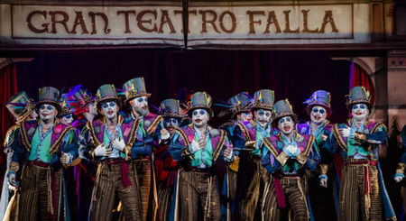 Конкурс карнавальных групп в Большом театре Фалья в Кадисе
