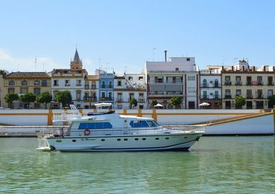 Прогулки по Гвадалквивиру Прогулки по реке Гвадалквивир в Севилье