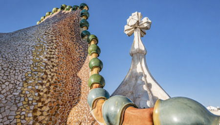 El tejado de la Casa Batlló recuerda al lomo de un dragón El tejado de la Casa Batlló y la leyenda de Sant Jordi