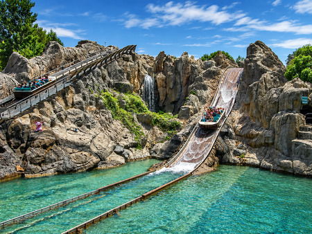 Водный аттракцион Tutuki Splash в зоне Polynesia PortAventura World