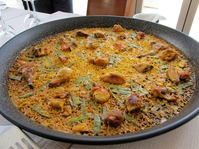 Paella valenciana Paella valenciana - plato tradicional de la región