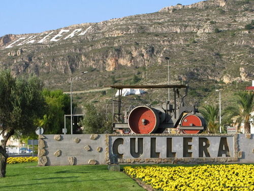 Vista de la montaña de Cullera con el letrero